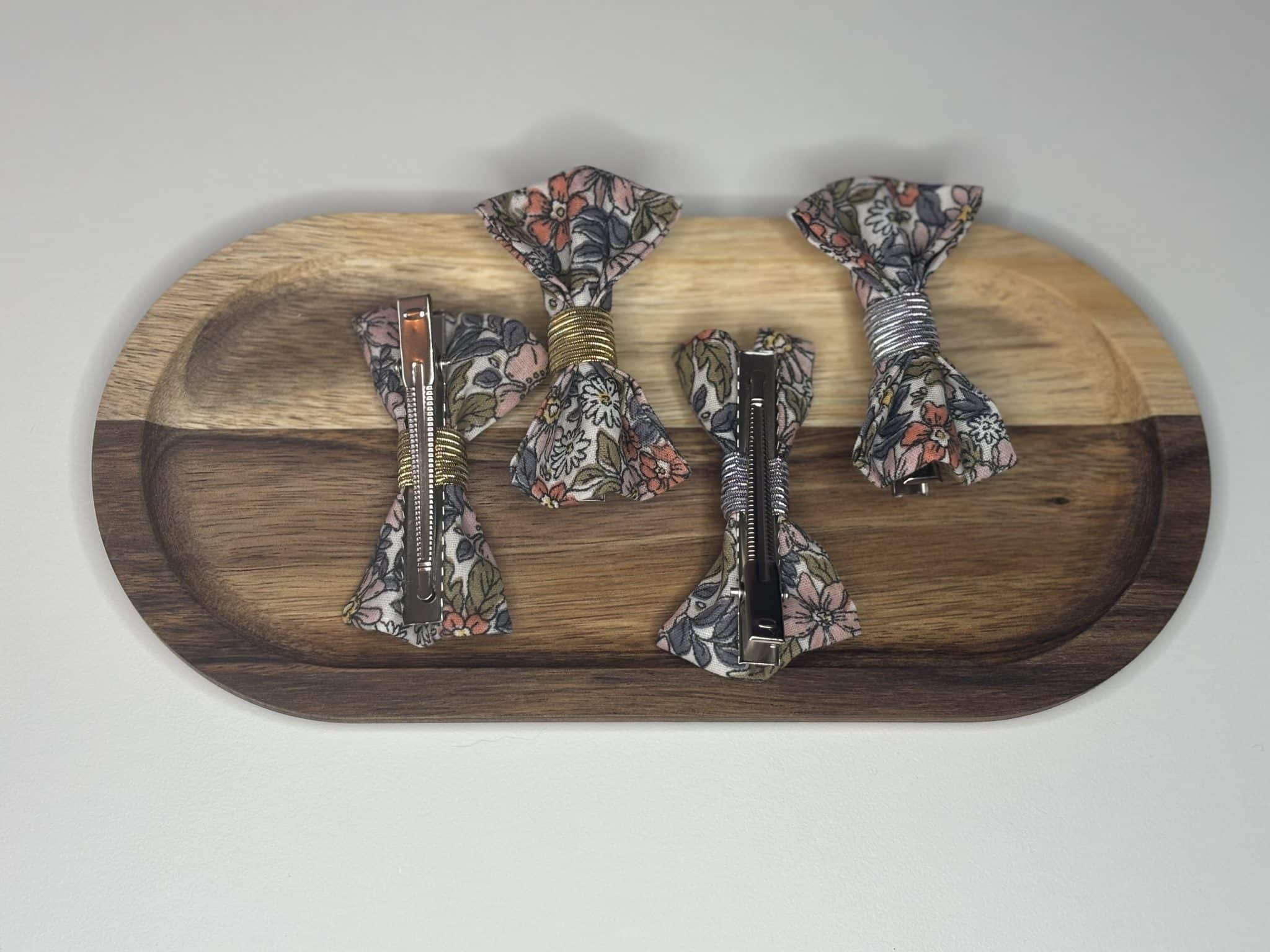 pinces crocodiles nœud fleurs multicolores