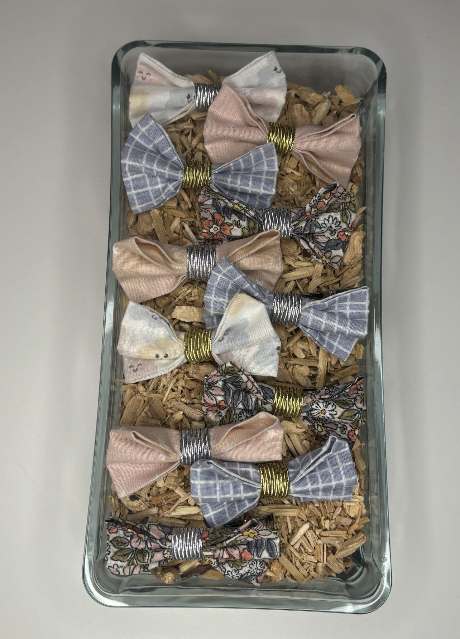 Pinces crocodiles nœud sur des copeaux de bois