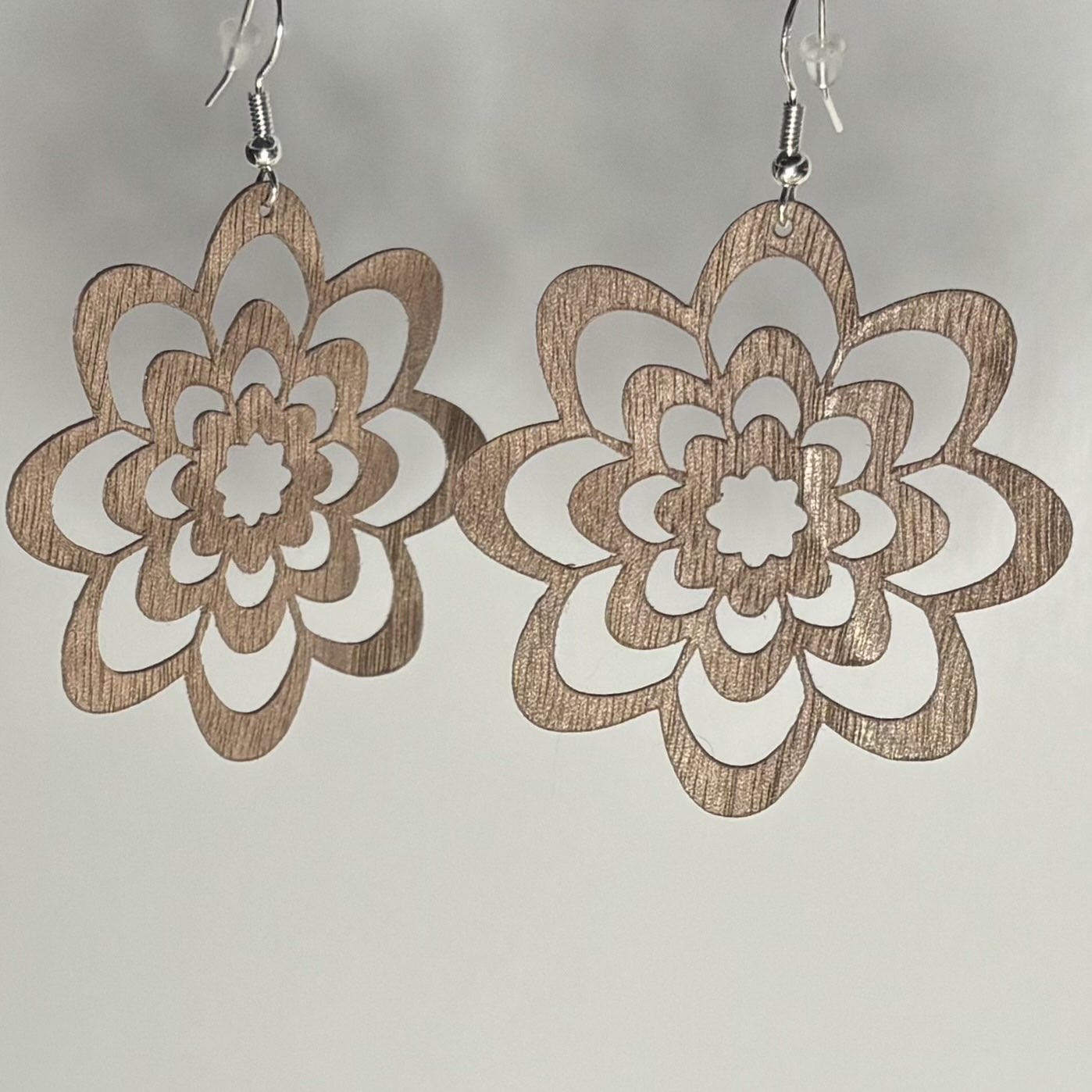 Boucles d'oreilles en forme de fleur pleine en bois de merisier
