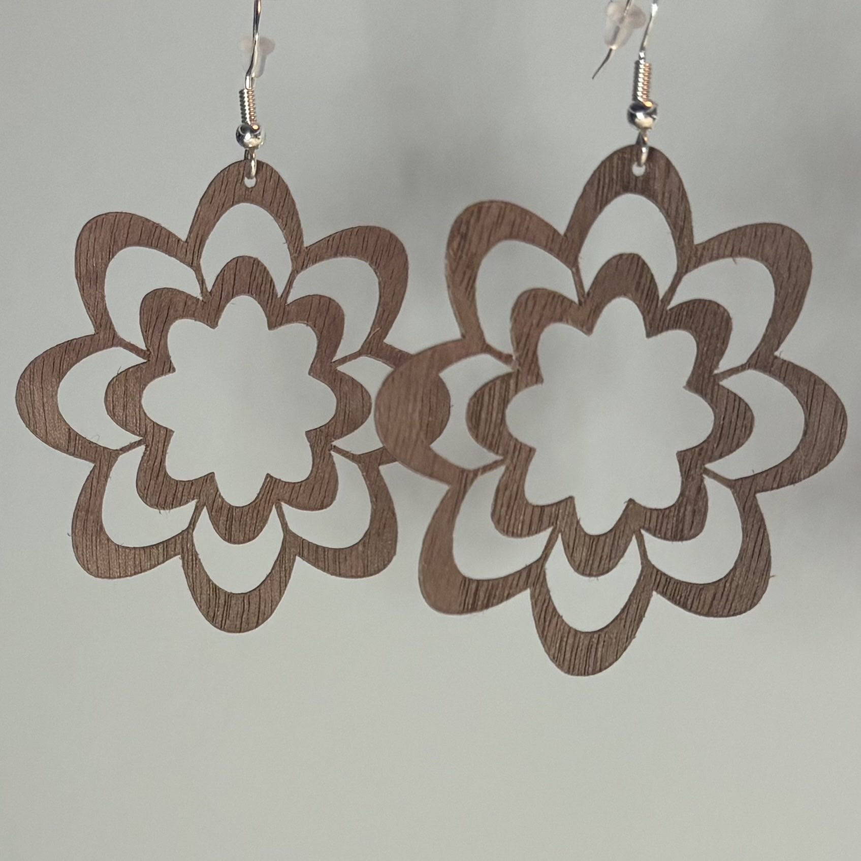 Boucles d'oreilles en forme de fleur creuse en bois de merisier